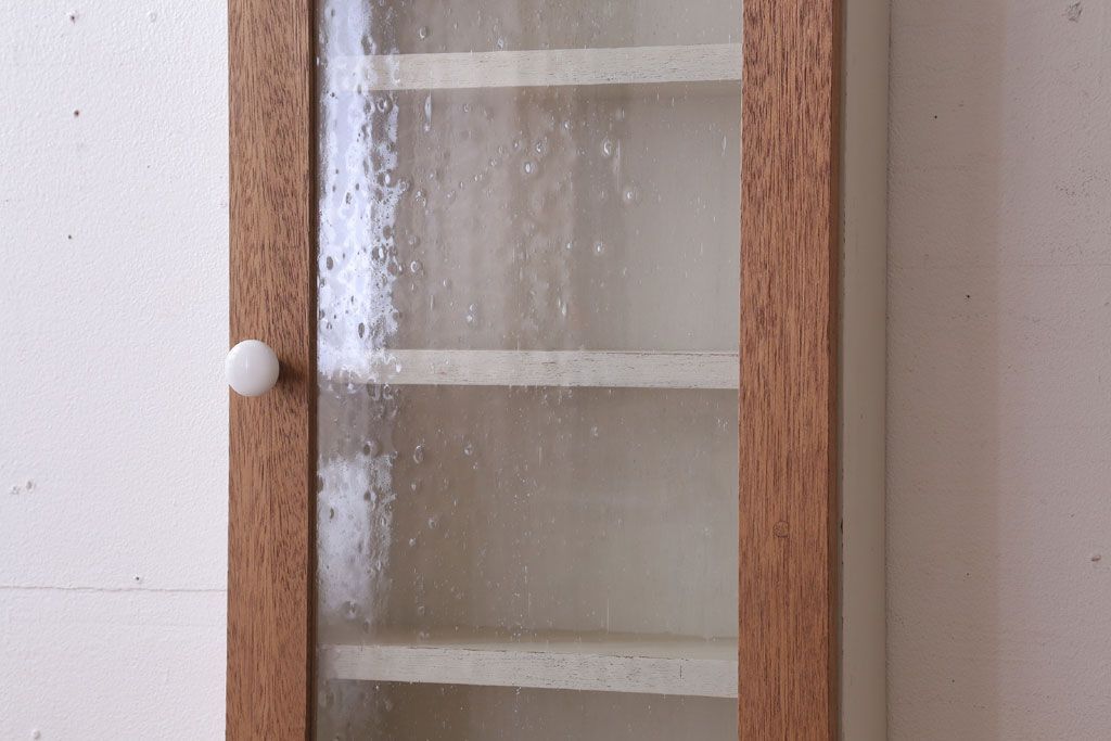 アンティーク家具　アンティークペイント　気泡ガラス扉!お洒落な縦型壁掛け戸棚(2)