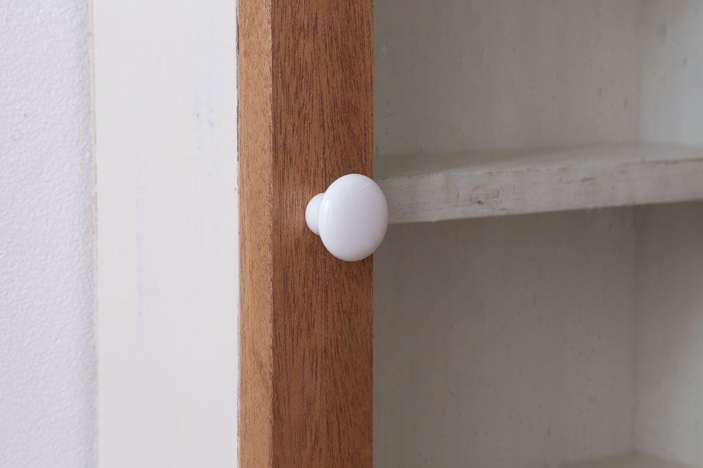 アンティーク家具　アンティークペイント　気泡ガラス扉!お洒落な縦型壁掛け戸棚(2)