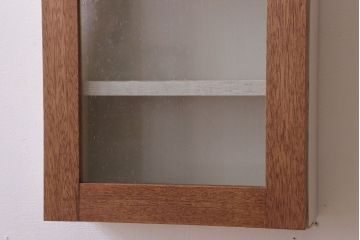 アンティーク家具　アンティークペイント　気泡ガラス扉!お洒落な縦型壁掛け戸棚(2)