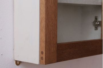 アンティーク家具　アンティークペイント　気泡ガラス扉!お洒落な縦型壁掛け戸棚(2)