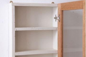 アンティーク家具　アンティークペイント　気泡ガラス扉!お洒落な縦型壁掛け戸棚(2)