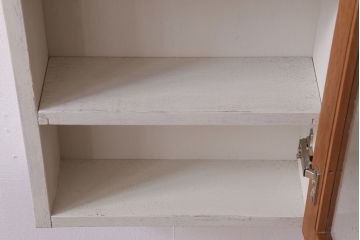 アンティーク家具　アンティークペイント　気泡ガラス扉!お洒落な縦型壁掛け戸棚(2)