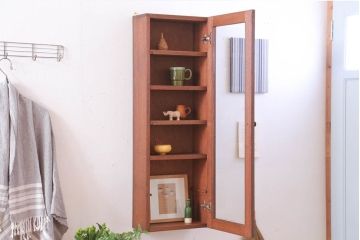 アンティーク家具　アンティーク　古い木製　お洒落な縦型壁掛け戸棚(1)