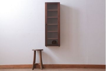 アンティーク家具　アンティーク　古い木製　お洒落な縦型壁掛け戸棚(1)