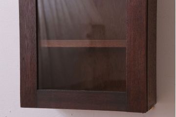 アンティーク家具　アンティーク　古い木製　お洒落な縦型壁掛け戸棚(1)