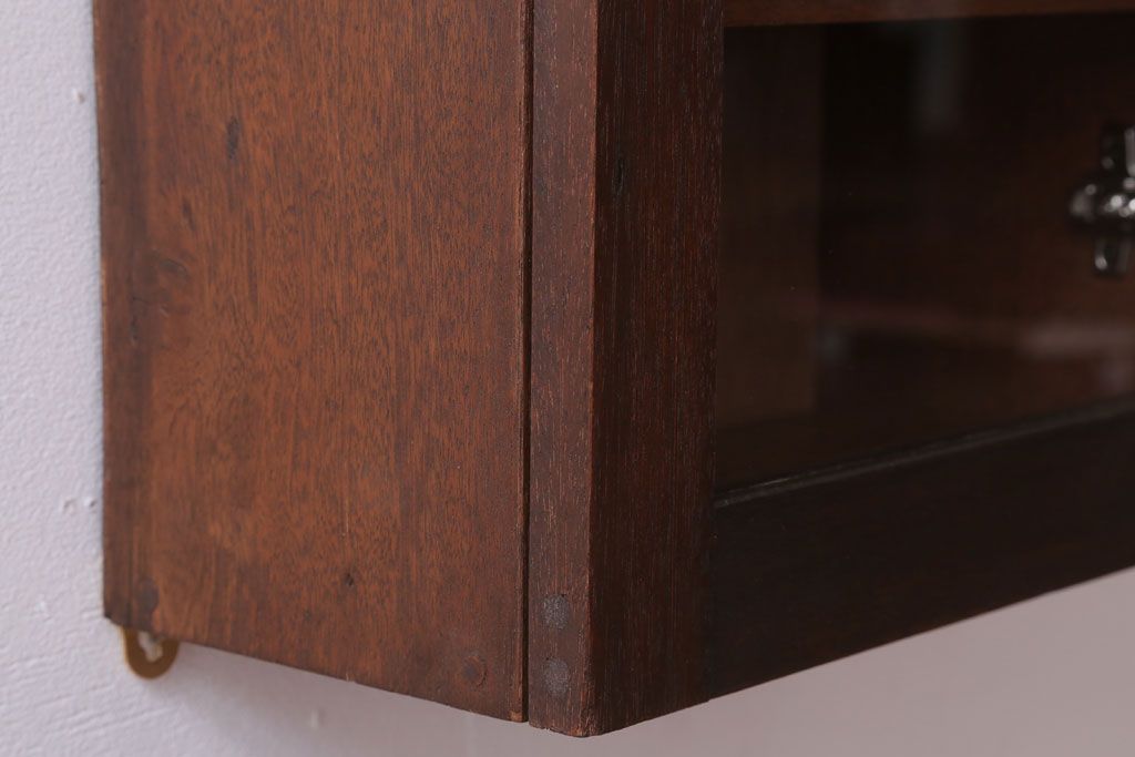 アンティーク家具　アンティーク　古い木製　お洒落な縦型壁掛け戸棚(1)