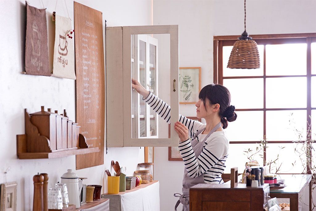 アンティーク家具　アンティークペイント　壁掛けキャビネット(収納棚)(1)