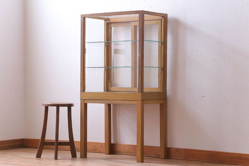 レトロ家具　昭和レトロ　古い木製の脚付きガラスケース