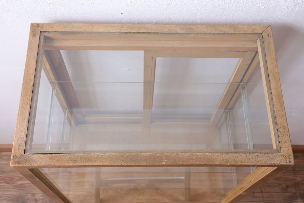レトロ家具　昭和レトロ　古い木製の脚付きガラスケース