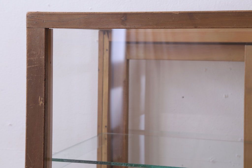 レトロ家具　昭和レトロ　古い木製の脚付きガラスケース