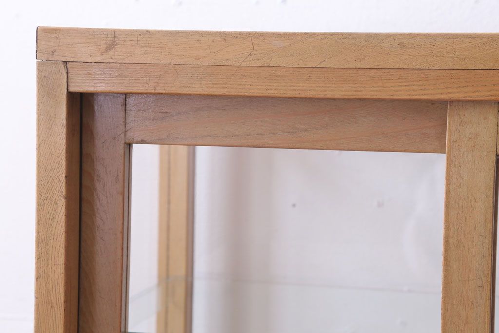 レトロ家具　昭和レトロ　古い木製の脚付きガラスケース