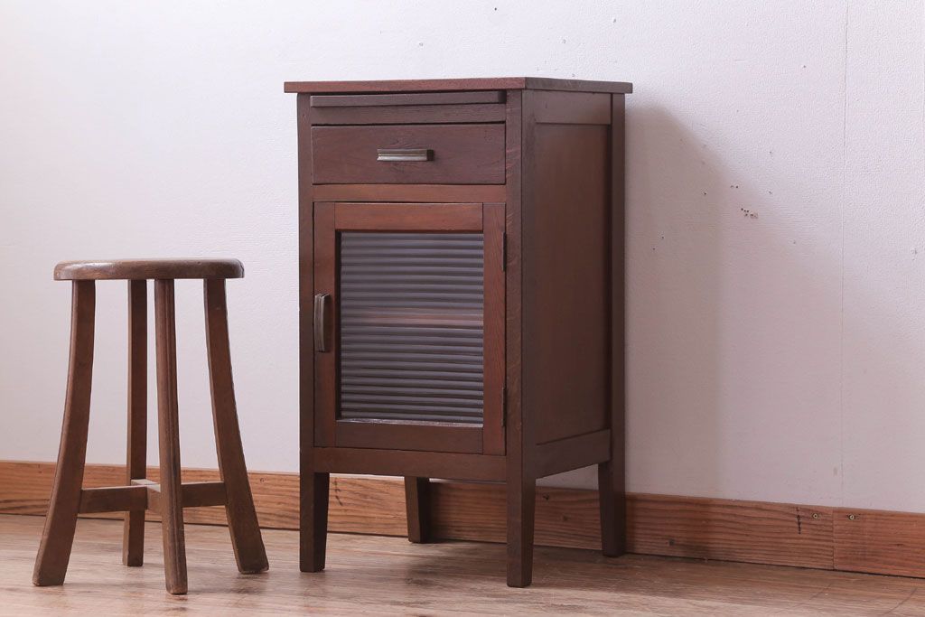 レトロ家具　昭和レトロ　小さなサイドキャビネット(サイドテーブル)(1)