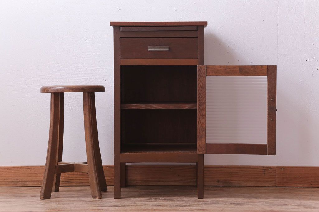 レトロ家具　昭和レトロ　小さなサイドキャビネット(サイドテーブル)(1)