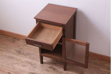 レトロ家具　昭和レトロ　小さなサイドキャビネット(サイドテーブル)(1)