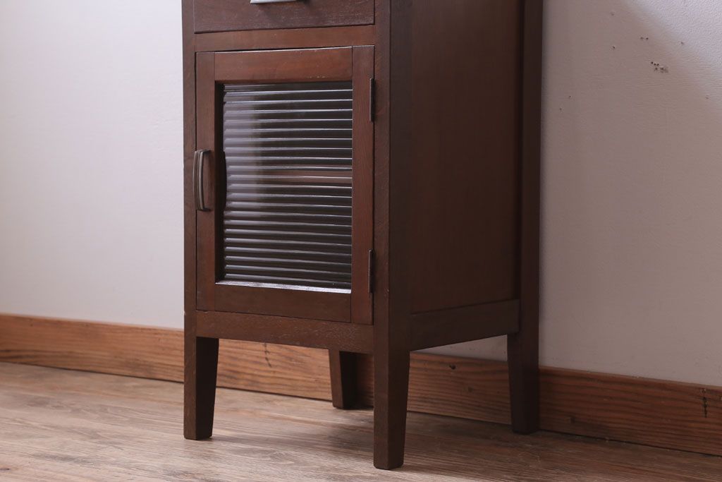 レトロ家具　昭和レトロ　小さなサイドキャビネット(サイドテーブル)(1)