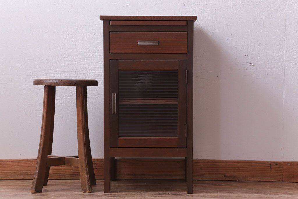 レトロ家具　昭和レトロ　小さなサイドキャビネット(サイドテーブル)(2)