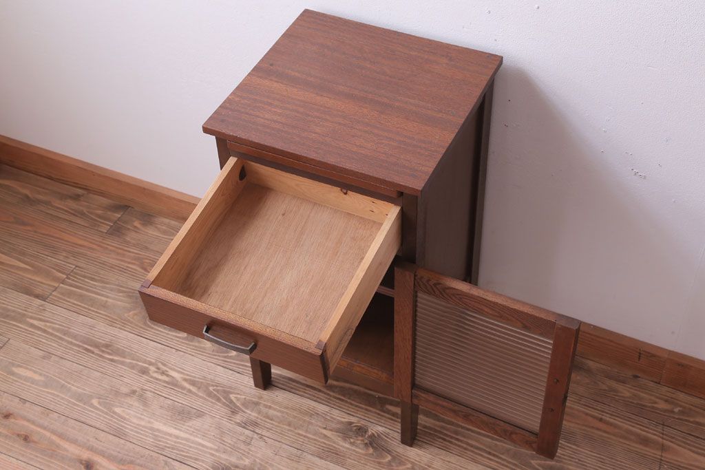 レトロ家具　昭和レトロ　小さなサイドキャビネット(サイドテーブル)(2)