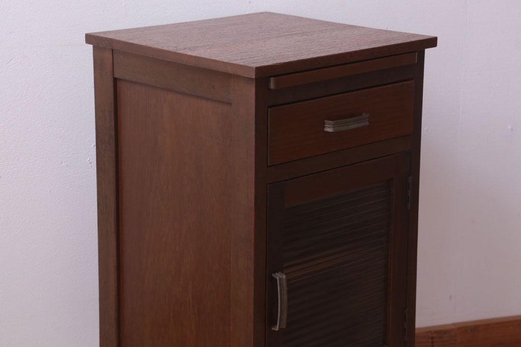 レトロ家具　昭和レトロ　小さなサイドキャビネット(サイドテーブル)(2)