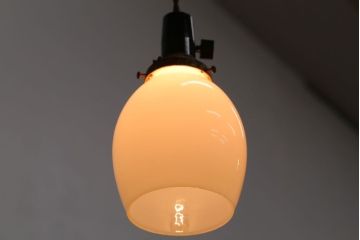 和製アンティーク　シンプルで小さな白いガラスシェード天井照明
