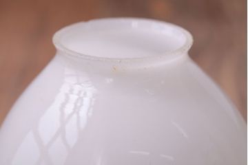 和製アンティーク　シンプルで小さな白いガラスシェード天井照明