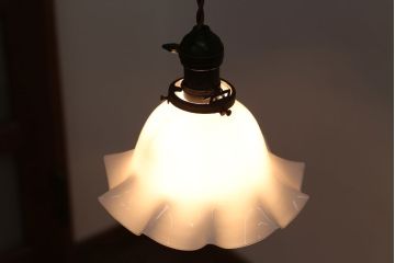 アンティーク　白いガラスフリルシェードのペンダントライト