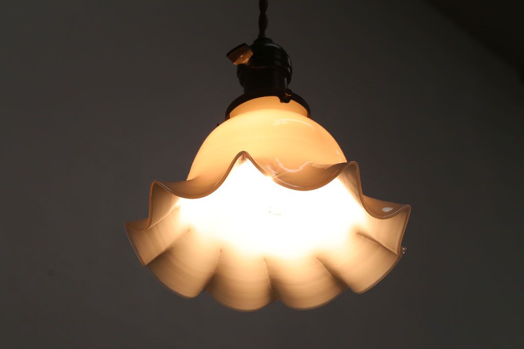 アンティーク　白いガラスフリルシェードのペンダントライト