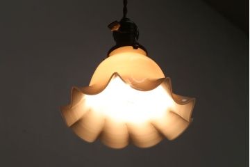 アンティーク　白いガラスフリルシェードのペンダントライト