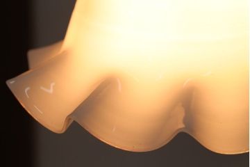 アンティーク　白いガラスフリルシェードのペンダントライト