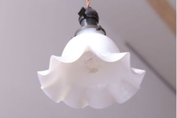アンティーク　白いガラスフリルシェードのペンダントライト