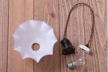 アンティーク　白いガラスフリルシェードのペンダントライト