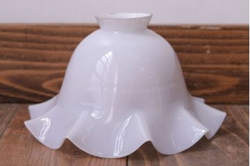 アンティーク　白いガラスフリルシェードのペンダントライト