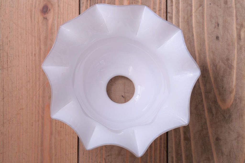 アンティーク　白いガラスフリルシェードのペンダントライト