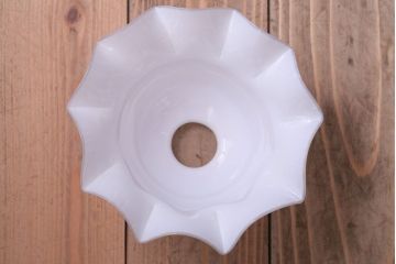 アンティーク　白いガラスフリルシェードのペンダントライト