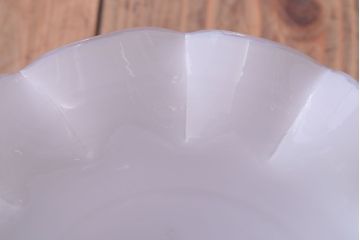 アンティーク　白いガラスフリルシェードのペンダントライト