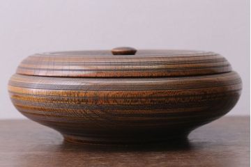 アンティーク雑貨　和製アンティーク　古い木製の蓋付き小物入れ(菓子盆)