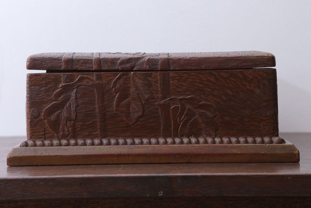 アンティーク雑貨　和製アンティーク　古い木製の彫刻箱(収納箱・小箱)