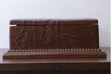 アンティーク雑貨　和製アンティーク　古い木製の彫刻箱(収納箱・小箱)