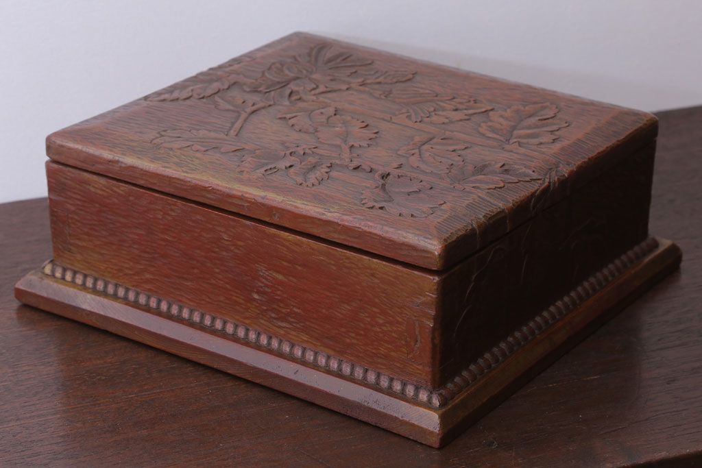 アンティーク雑貨　和製アンティーク　古い木製の彫刻箱(収納箱・小箱)