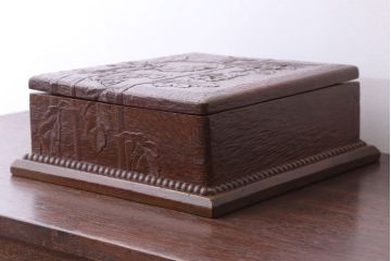 アンティーク雑貨　和製アンティーク　古い木製の彫刻箱(収納箱・小箱)