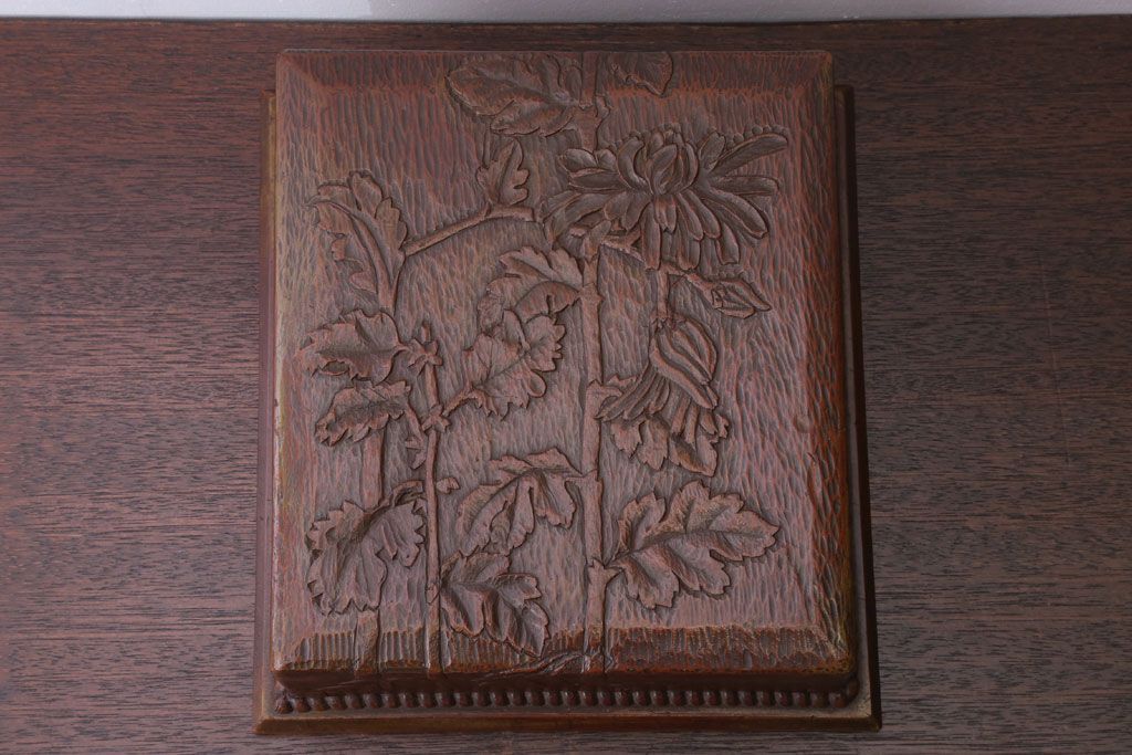 アンティーク雑貨　和製アンティーク　古い木製の彫刻箱(収納箱・小箱)