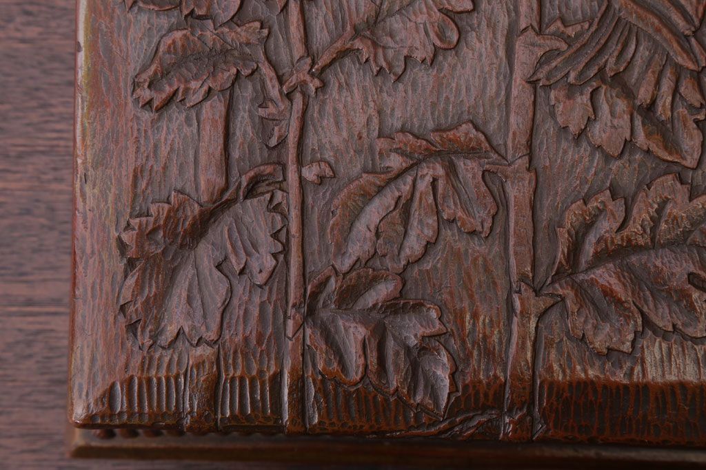 アンティーク雑貨　和製アンティーク　古い木製の彫刻箱(収納箱・小箱)