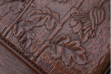 アンティーク雑貨　和製アンティーク　古い木製の彫刻箱(収納箱・小箱)