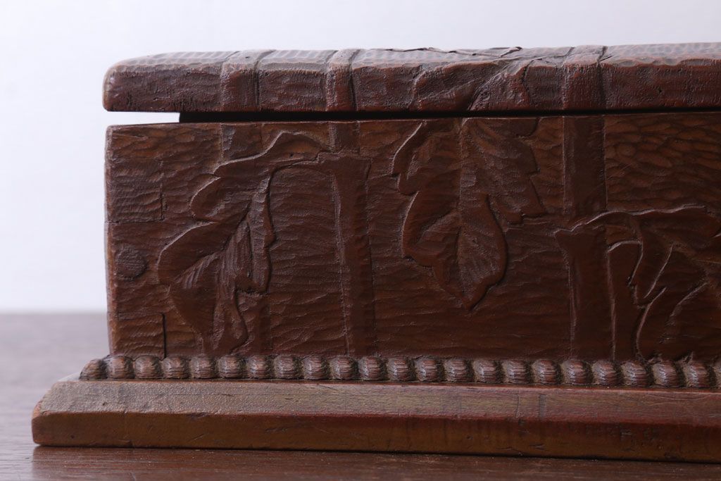 アンティーク雑貨　和製アンティーク　古い木製の彫刻箱(収納箱・小箱)