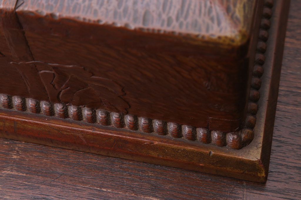 アンティーク雑貨　和製アンティーク　古い木製の彫刻箱(収納箱・小箱)