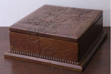 アンティーク雑貨　和製アンティーク　古い木製の彫刻箱(収納箱・小箱)