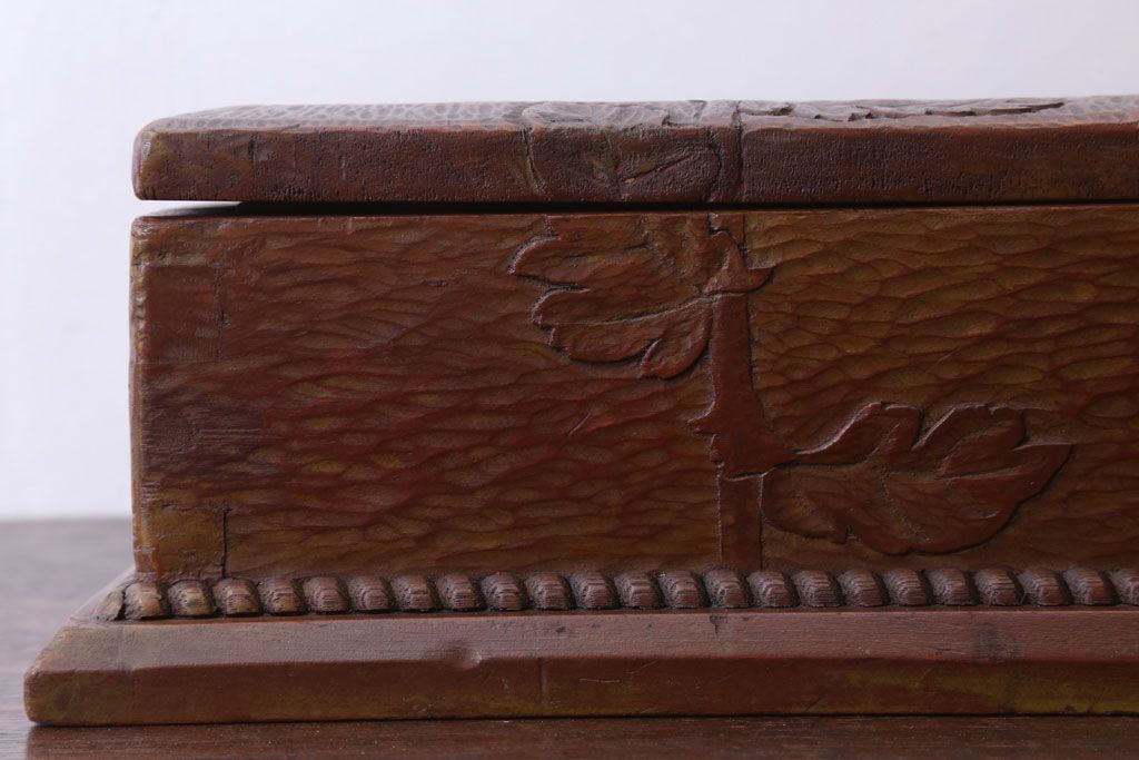 アンティーク雑貨　和製アンティーク　古い木製の彫刻箱(収納箱・小箱)