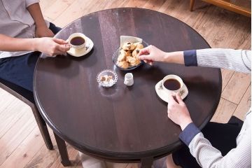 アンティーク家具　大正ロマン　古いカバ材のおしゃれなアンティークラウンドテーブル