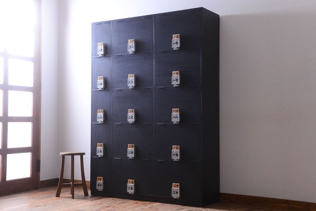 アンティーク家具　アンティーク　シックなブラックペイントの鍵付き下駄箱(2)