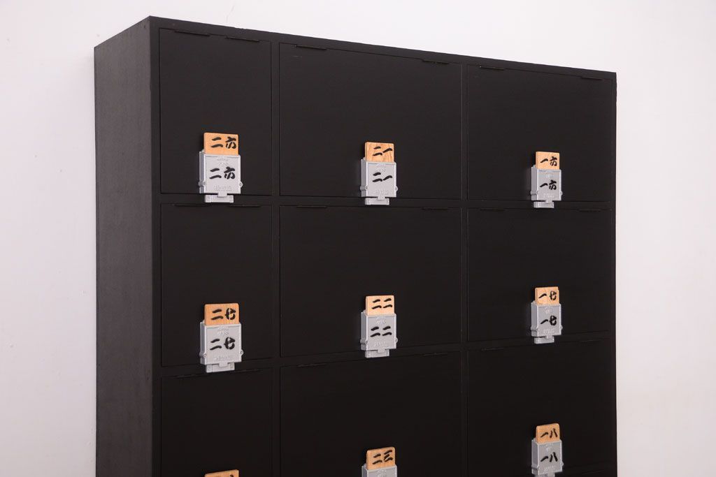 アンティーク家具　アンティーク　シックなブラックペイントの鍵付き下駄箱(2)