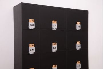 アンティーク家具　アンティーク　シックなブラックペイントの鍵付き下駄箱(2)